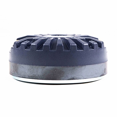 componente circular preto com ranhuras sobre fundo branco