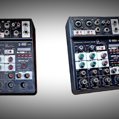 Dois mixers profissionais de áudio de 4 canais pretos com botões e entradas variadas em fundo cinzento