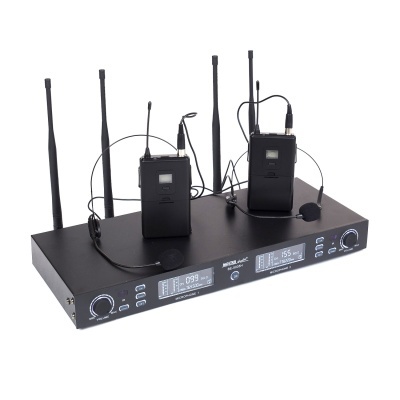 Sistema de microfone sem fios com dois transmissores e receptor preto com antenas