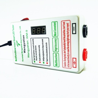 Dispositivo eletrónico branco com ecrã digital e botões coloridos para teste de LEDs