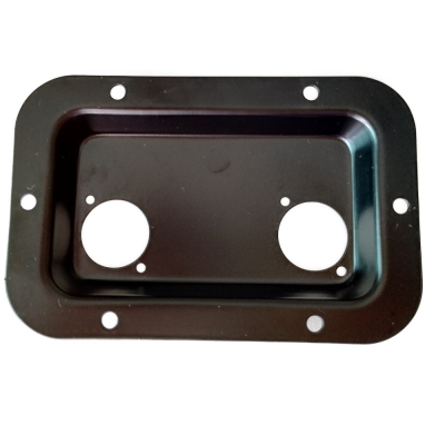 Placa metálica preta com vários furos para fixação