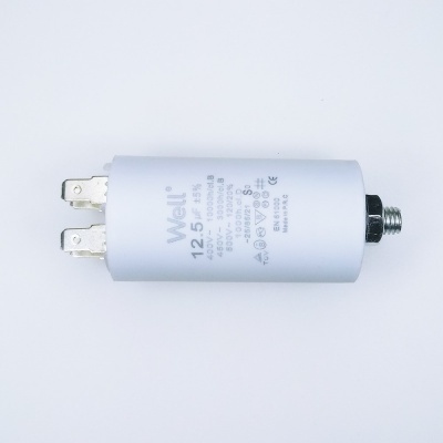 Condensador branco cilíndrico com terminais metálicos