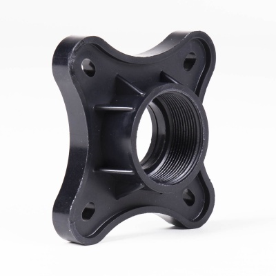 Peça quadrada preta em plástico com orifício roscado e quatro furos laterais