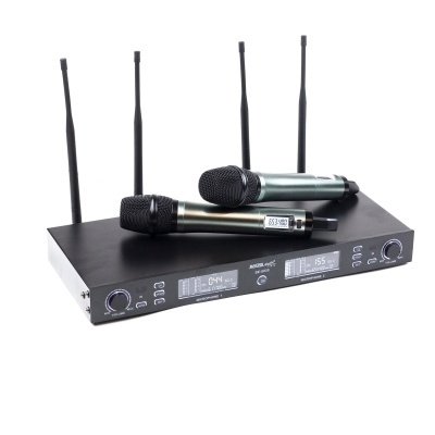 Sistema de microfone sem fios com receptor preto e dois microfones preto metálico