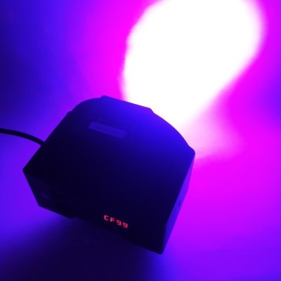 Luz de palco LED preta com visor digital a mostrar 099 e luz roxa