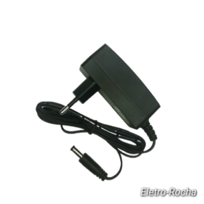 Carregador de parede preto com cabo e conector circular