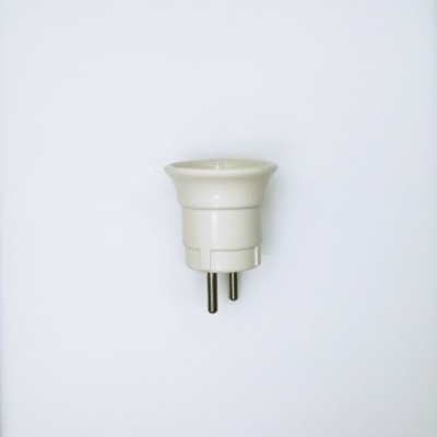 Adaptador elétrico branco com dois pinos redondos