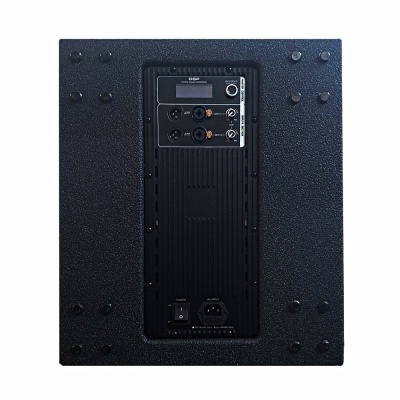 Painel traseiro preto de altifalante com controlo DSP e conexões XLR