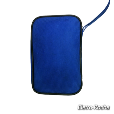 Estojo rectangular azul com acabamento preto e alça lateral