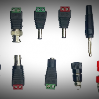 Conjunto de adaptadores e conectores elétricos em fundo cinzento