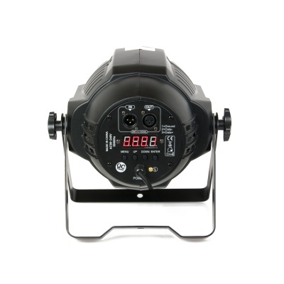 Luz de palco LED preta com conectores XLR, visor digital e botões de controlo no painel traseiro