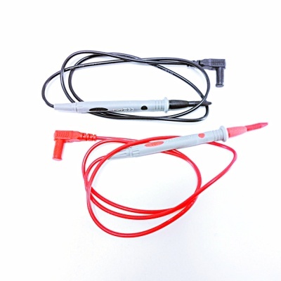 Cabos de prova para multímetro vermelho e preto sobre fundo branco