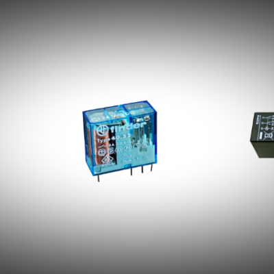 Três relés eletrónicos de diversos tamanhos e tipos sobre fundo branco