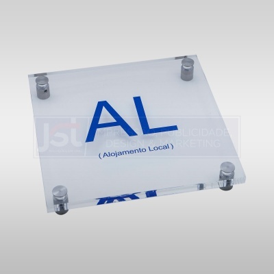 Placa transparente com texto AL (Alojamento Local) em azul e preto
