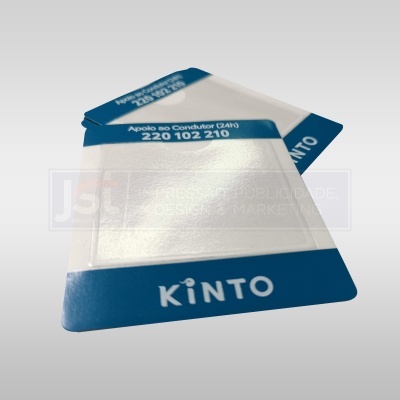 Carteiras porta-cartões azuis e brancas com texto de apoio ao condutor e marca KINTO