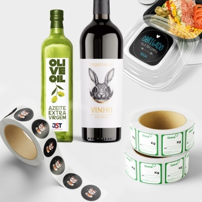 Produtos embalados para venda, incluindo azeite, vinho e etiquetas adesivas