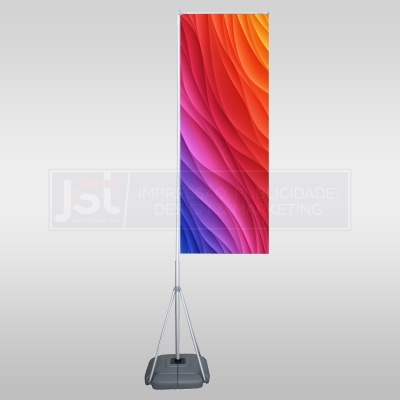 Bandeira publicitária colorida em suporte metálico com base cinzenta