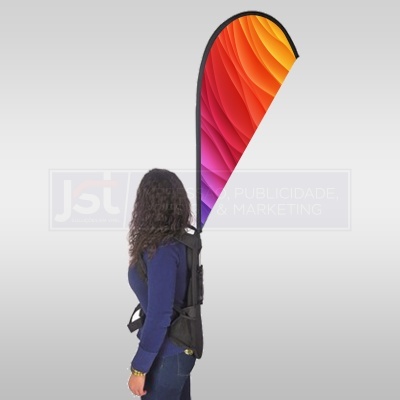 Pessoa com suporte de bandeira publicitária colorida nas costas em fundo branco