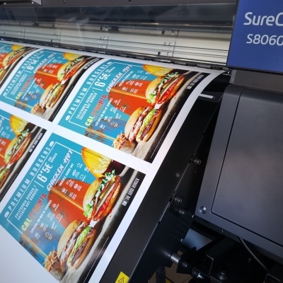 Impressora SureColor S80600L a imprimir cartazes coloridos de comida