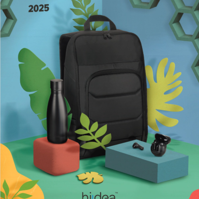 Mochila preta com garrafa e auriculares pretos em ambiente colorido com texto 2025 e hi!dea