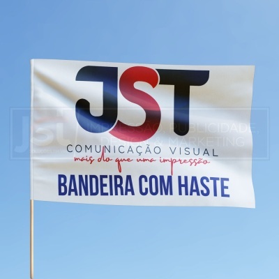 Bandeira branca com logotipo e texto JS T com haste de madeira sobre céu azul