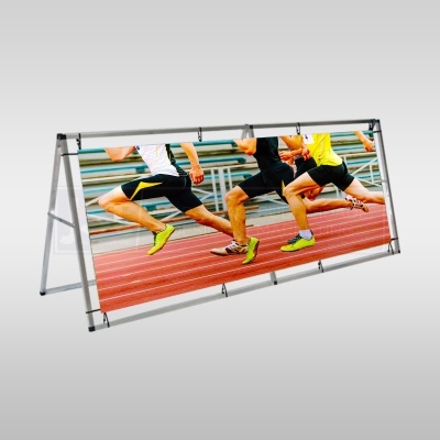 Estrutura metálica para banner com imagem de corredores a correr numa pista de atletismo