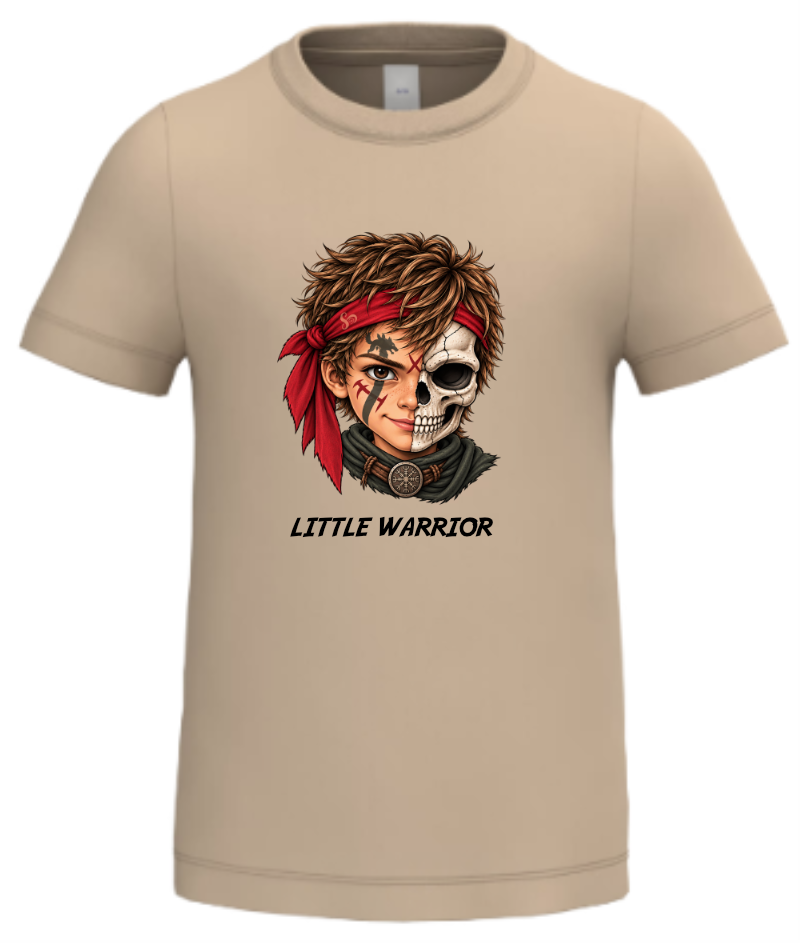 T-shirt bege infantil com rosto guerreiro e caveira e texto LITTLE WARRIOR