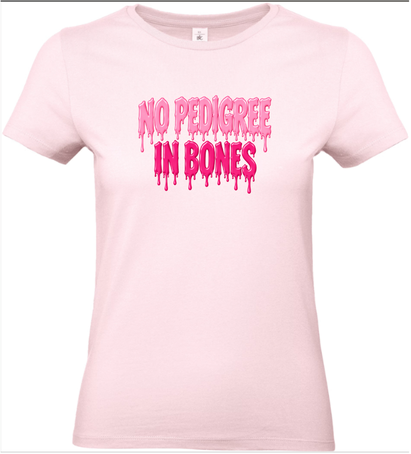 T-shirt rosa claro com texto NO PEDIGREE IN BONES em cor rosa escuro e claro