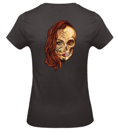 T-shirt preta com estampa de rosto metade humana metade caveira colorida nas costas.