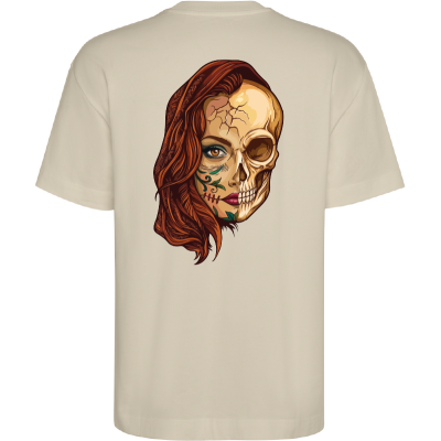 T-shirt bege com estampa de rosto feminino metade humana e metade caveira nas costas