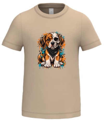 T-shirt bege com estampa de cão meio caveira e bandana preta