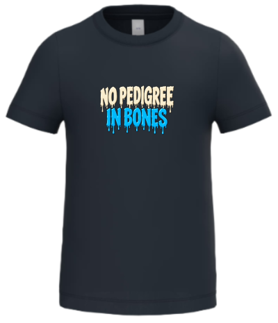 T-shirt preta com texto colorido no centro