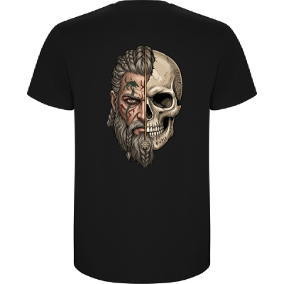 T-shirt preta com estampa de rosto meio humano meio crânio com tatuagens e trancinhas.