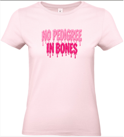 T-shirt rosa claro com texto NO PEDIGREE IN BONES em cor rosa escuro e claro