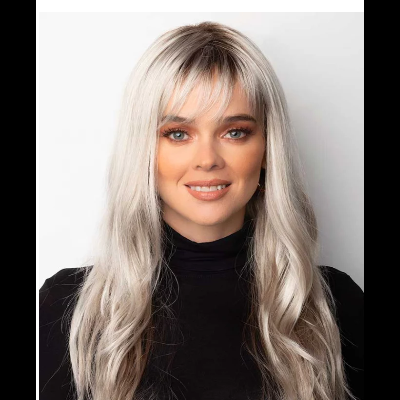 Mulher com cabelo loiro platinado comprido e camisola preta