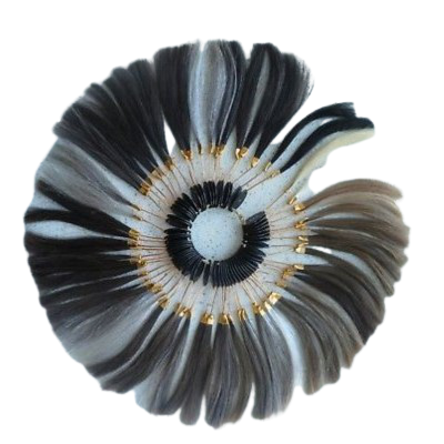 Placa decorativa espiral em tons cinzentos com detalhes dourados