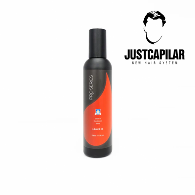 Frasco de leave in conditioner spray preto com rótulo vermelho e cinza e logótipo JUSTCAPILAR ao lado.