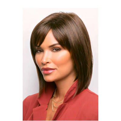 Mulher com cabelo castanho e blazer vermelho sobre fundo branco