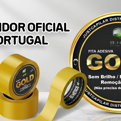 Três rolos de fita adesiva dourada com rótulos pretos e dourados em superfície clara