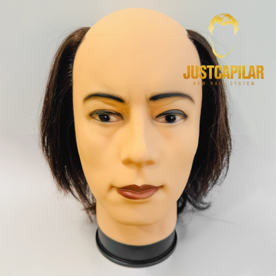 Cabeça de manequim com cabelo e texto JUSTCAPILAR
