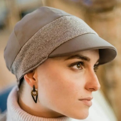Boné feminino bege com faixa de malha cinza e aba rígida
