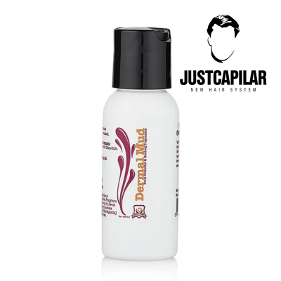 Frasco de plástico branco com tampa preta e rótulo Derma1Mud ao lado do logótipo JUSTCAPILAR.
