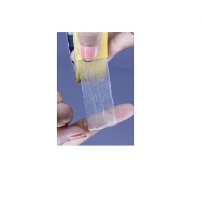 Fita adesiva transparente com suporte amarelo nas mãos