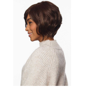 Mulher de perfil com cabelo castanho curto ondulado e camisola cinza clara