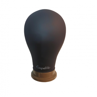Forma de cabeça preta fosca com base dourada e texto Capel-lo