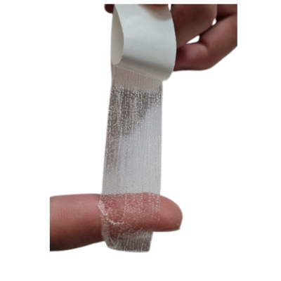 fita adesiva transparente com etiqueta branca, segurada por mão