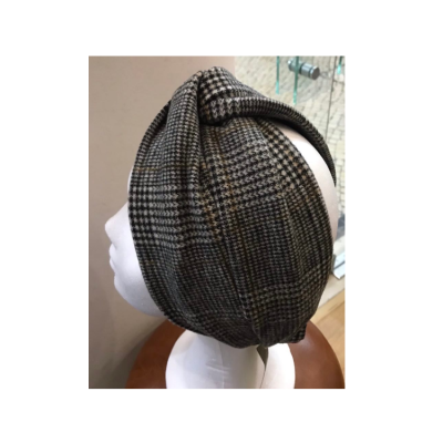 Turbante xadrez cinzento, castanho e preto em manequim branco