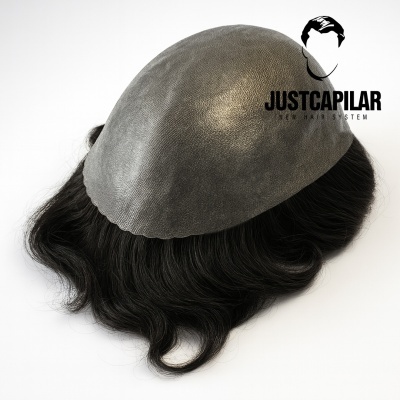 Sistema capilar masculino com base cinza e cabelo preto ondulado