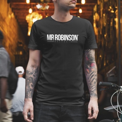 Homem com t-shirt preta com texto branco MR. ROBINSON