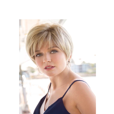 Mulher com cabelo loiro curto vestindo top azul escuro e brincos de argola prateados